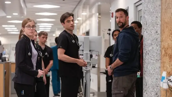 Een screenshot van The Pitt, met doctors.